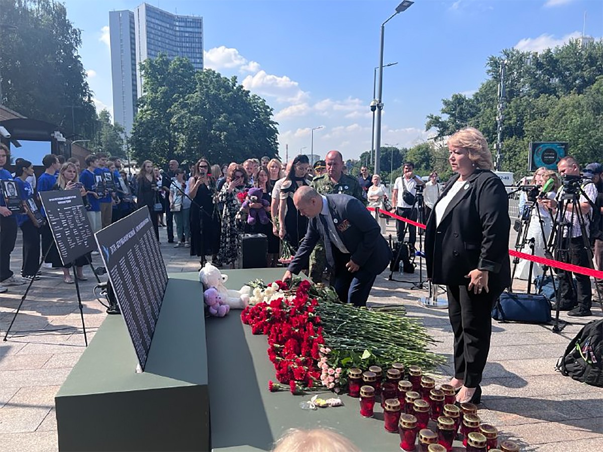 Сотрудники регионального представительства почтили память детей, погибших в результате вооружённого конфликта на Донбассе
