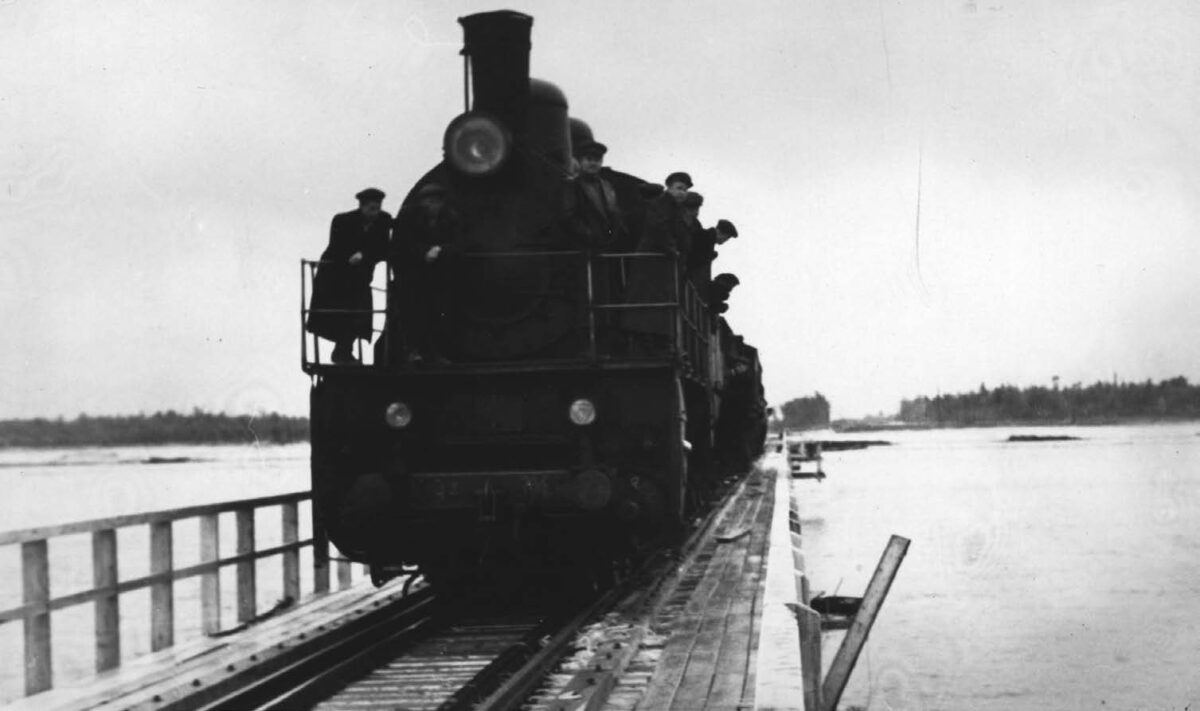 Переправа через реку Надым по низководному мосту, 1952 год.