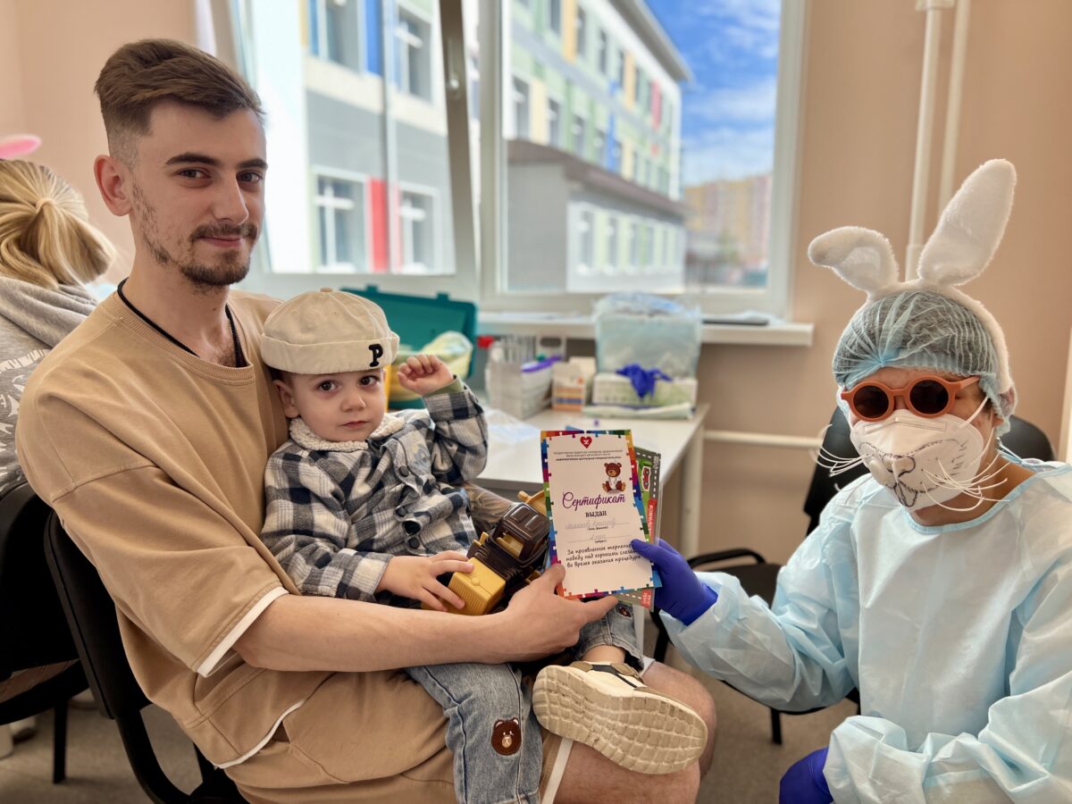 Медики и специалисты ямальской медицины поздравляют детей, находящихся на лечении в стационарах